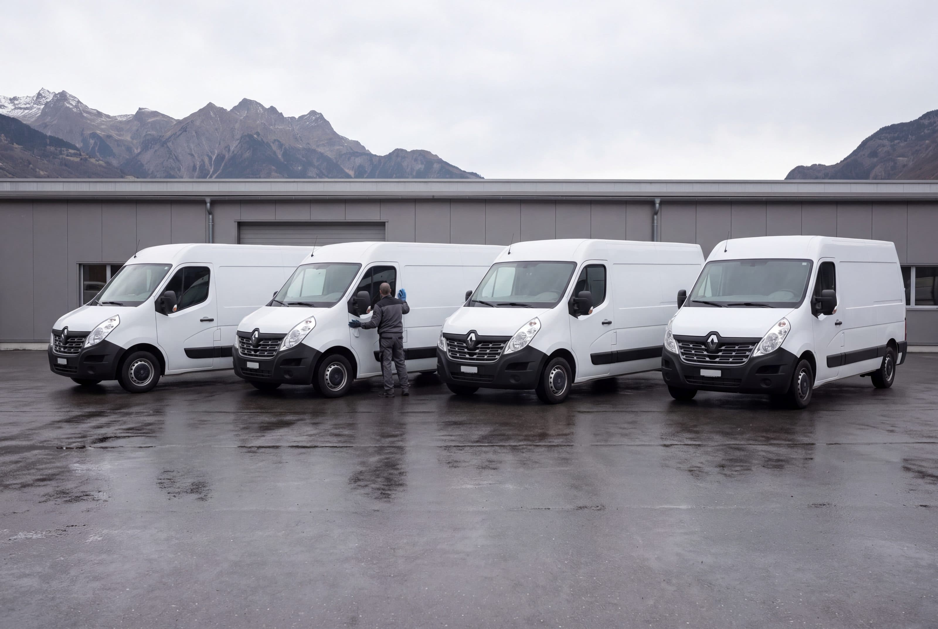 Flotte d'utilitaires alignés sur la cour d'une entreprise
